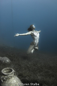 Free-yoga Tanya.
Underwater nymph.
She lives under the ... by Horen Stalbe 